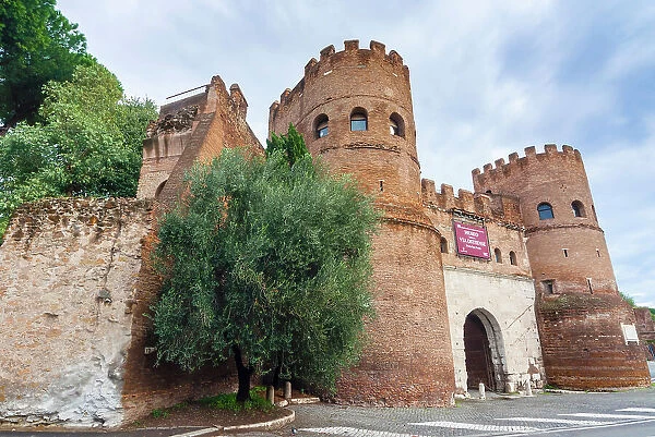 Porta San Paolo (St. Paulus Gate), Roman Aurelian Walls (Mura Aureliane), UNESCO World Heritage Site, Rome, Latium (Lazio), Italy, Europe