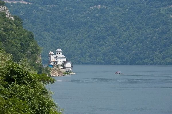 Portille de Fier (Iron gate), River Danube, Danube Valley, Romania, Europe