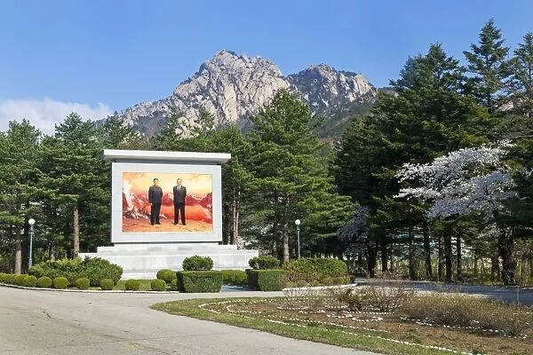 Portrait of the Great Leaders, Kim Il Sung and Kim Jong Il, Kumgang Mountains, Democratic Peoples Republic of Korea (DPRK), North Korea, Asia