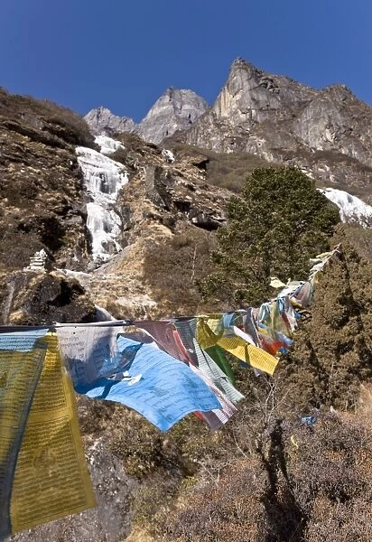 Prayer flags, Dudh Kosi Valley, Solu Khumbu (Everest) Region, Nepal, Himalayas, Asia