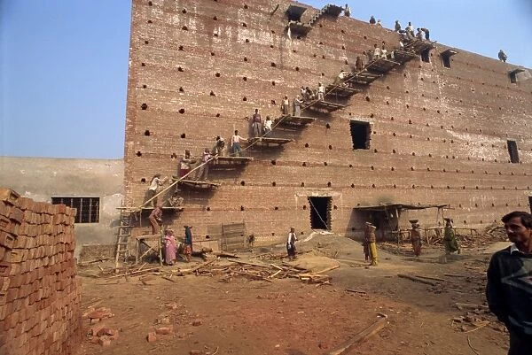 Primitive chain gang and scaffold near Bharatpur