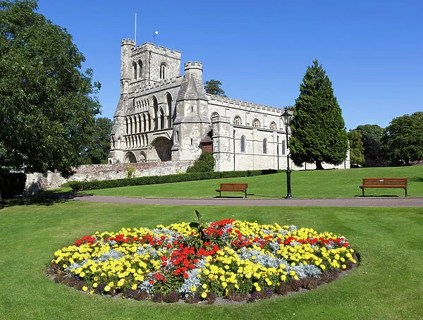 Priory Gardens and Priory Church of St. Peter, Dunstable, Bedfordshire, England, United Kingdom, Europe