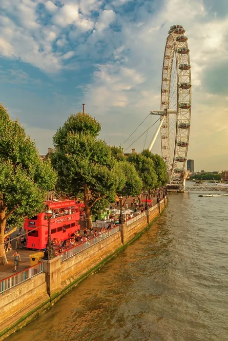 Framed Print : Promenade an der Themse mit London Eye-Riesenrad, London, England, Grovbritannien Framed Print : Promenade an der Themse mit London Eye-Riesenrad, London, England, Grovbritannien