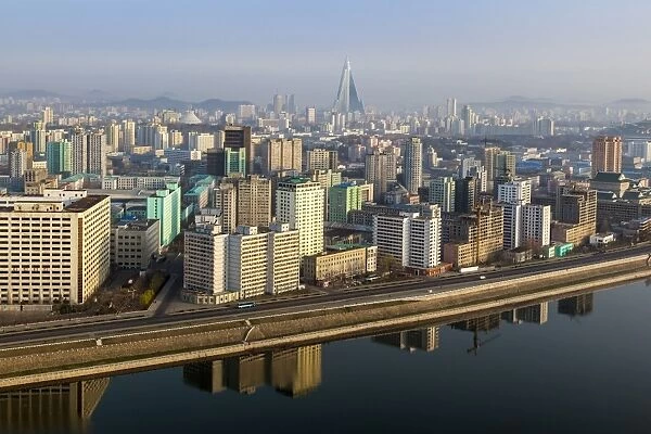 Pyongyang and the River Taedong, Pyongyang, Democratic Peoples Republic of Korea (DPRK), North Korea, Asia