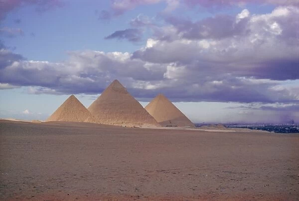 Pyramid of Menkewre (left), pyramid of Chephren (centre), pyramid of Cheops (right)