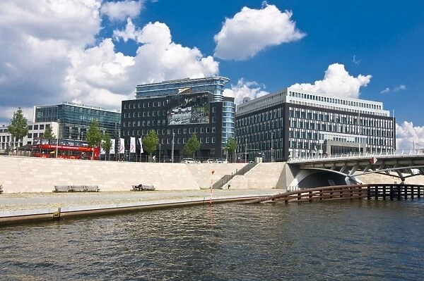 The railway station (Lehrter Bahnhof) seen from the Spree in the center of Berlin