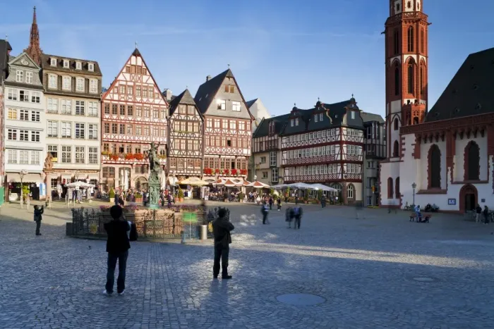 Framed Print : Reconstructed half-timbered buildings and the Gerechtigkeitsbrunnen statue in Romerberg Square