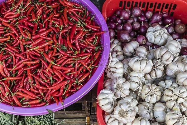 Red chillies, onions, and garlic for sale at fresh food market in Chau Doc, Mekong River Delta, Vietnam, Indochina, Southeast Asia, Asia