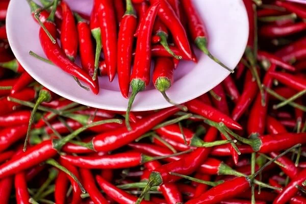 Red chillies on sale in town market, Kengtung (Kyaingtong), Shan State, Myanmar (Burma), Asia