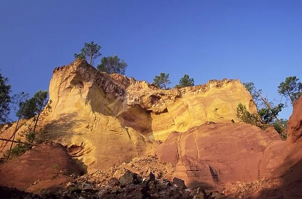 Red ochre cliffs above the Sentier des Ocres, Roussillon, Vaucluse, Provence