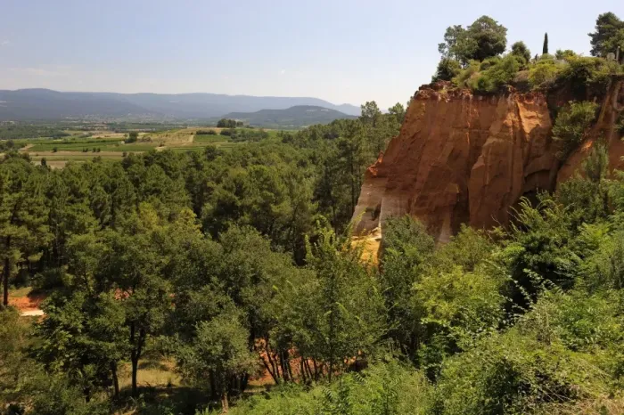 Framed Print : Red ochre rock at Roussillon, Parc Naturel Regional du Luberon, Vaucluse Framed Print : Red ochre rock at Roussillon, Parc Naturel Regional du Luberon, Vaucluse