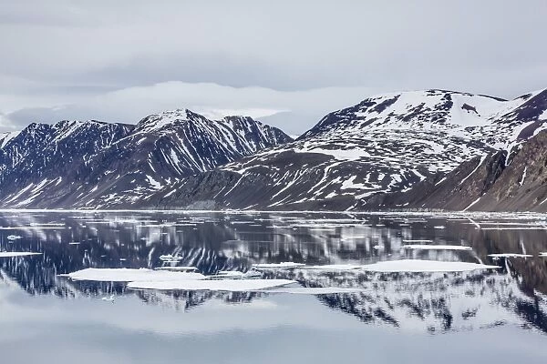 Reflected waters off Kapp Fanshawe, Spitsbergen, Svalbard, Norway, Scandinavia, Europe