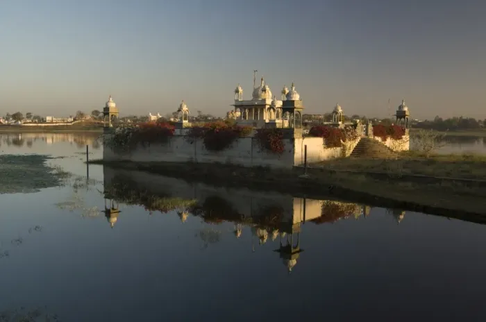 Framed Print : Reflection of temple in lake at dawn, Dungarpur, Rajasthan, India, Asia Framed Print : Reflection of temple in lake at dawn, Dungarpur, Rajasthan, India, Asia