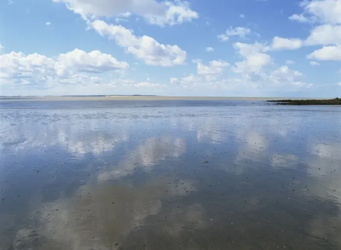 Framed Print : Reflections of blue sky and white clouds in the Conche de Foncillon, at Royan Framed Print : Reflections of blue sky and white clouds in the Conche de Foncillon, at Royan