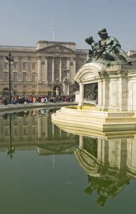 Framed Print : Reflections, Buckingham Palace, Queen Victoria Monument fountain, London Framed Print : Reflections, Buckingham Palace, Queen Victoria Monument fountain, London
