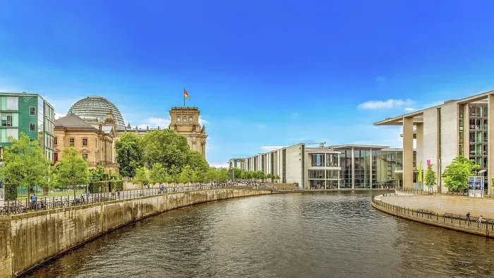 Framed Print : The Reichstag Building from the Marschallbrucke bridge over the River Spree, Berlin, Germany