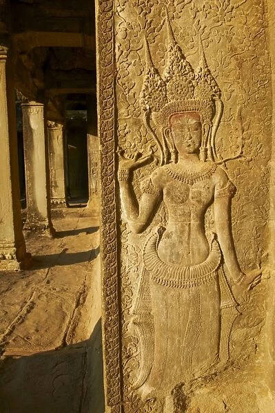 Relief sculpture of Apsara, heavenly dancer of the Khmer Kingdom, Angkor Wat temple