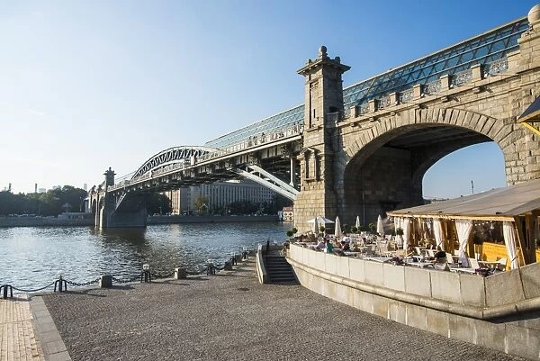 Restaurant beyond a bridge on the Moscow River, Moscow, Russia, Europe