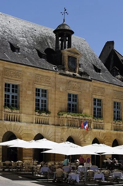Restaurant in front of the Hotel de Ville (town hall) in the old town, Sarlat