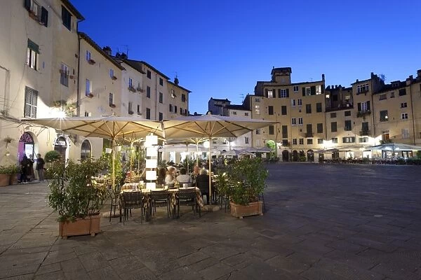 Restaurants in the evening in the Piazza Anfiteatro Romano, Lucca, Tuscany, Italy, Europe