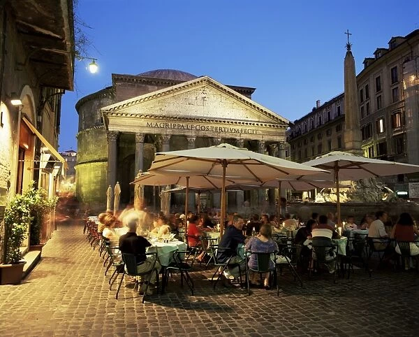 Restaurants near the ancient Pantheon in the evening