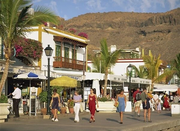 Restaurants along the Promenade, tourists walking around the habour, Puerto de Morgan