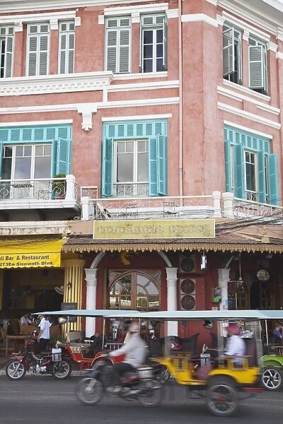 Restaurants along Sisowath Quay, Phnom Penh, Cambodia, Indochina, Southeast Asia, Asia