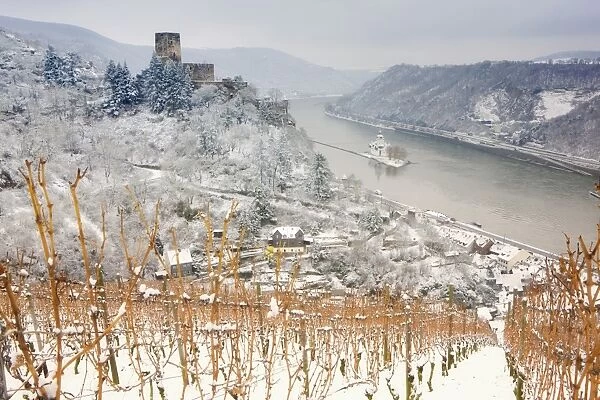 The Rhine River, Pfalz Castle and Gutenfels Castle in winter, Rheinland-Pfalz, Germany, Europe