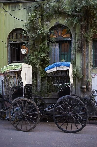 Rickshaw on the street, Kolkata (Calcutta), West Bengal, India, Asia
