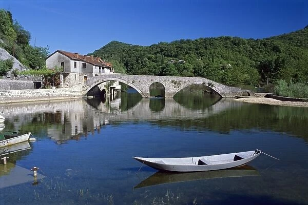 Rijeka Crnojevica river and the ancient triple arched bridge, Rijeka Crnojevica, Montenegro, Europe