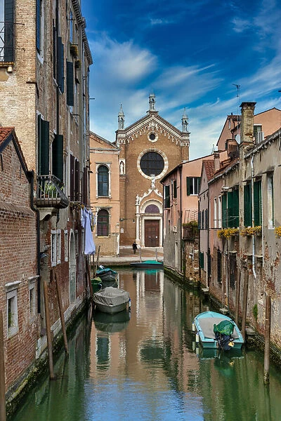 Rio Ca Brazzo with its typical Venetian houses, and the Church of the Madonna dell Orto in the background, Venice, UNESCO World Heritage Site, Veneto, Italy, Europe