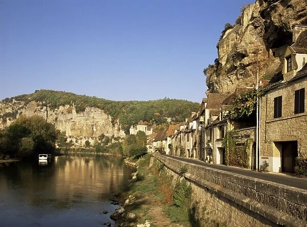 River Dordogne and village houses, La Roque Gageac, Aquitaine, France, Europe