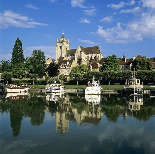 River Doubs and the Notre Dame collegiate church, Dole, Burgundy, France, Europe