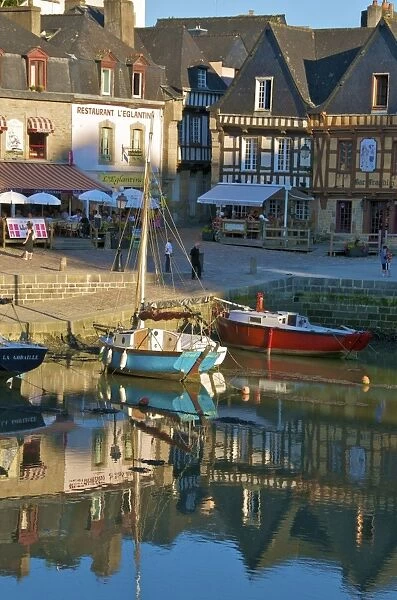 River Loch and harbour, St. Goustan, Auray, Brittany, France, Europe