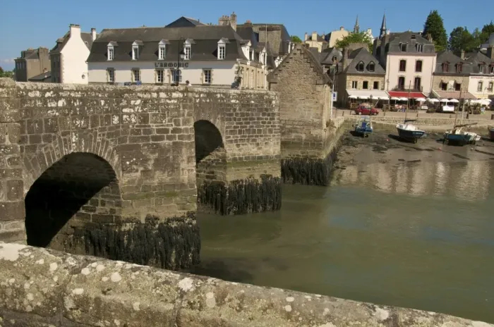 Framed Print : River Loch, St. Goustan harbour, and ancient stone bridge, Auray, Brittany Framed Print : River Loch, St. Goustan harbour, and ancient stone bridge, Auray, Brittany