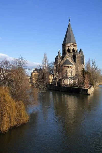 River Mosel and Temple Neuf, Metz, Lorraine, France, Europe