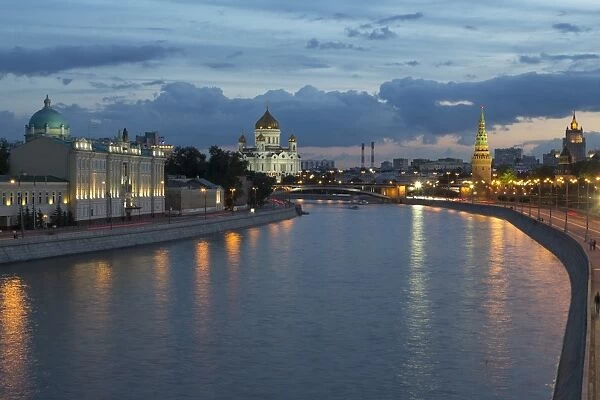 River Moskva and the Cathedral of Christ the Redeemer and the Kremlin at night, Moscow, Russia, Europe