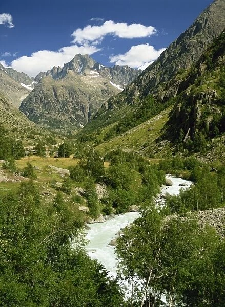 River and mountains of the Veneon Valley in the Parc National des Ecrins