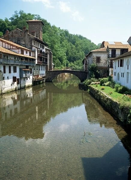 River Nive, St. Jean Pied de Port, Pays Basque, Pyrenees Atlantique, Aquitaine