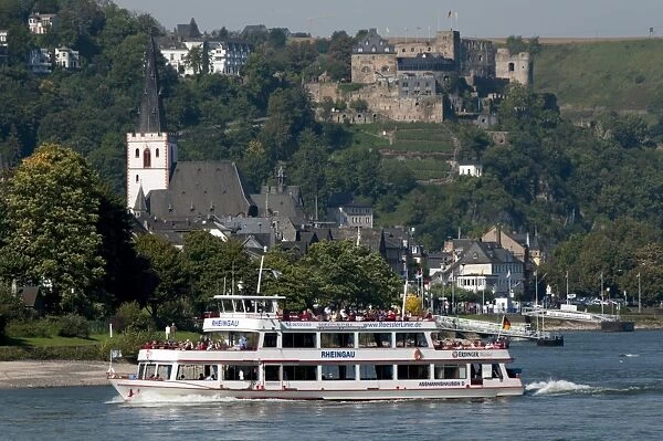 River Rhine tourist cruiser passes in front of St. Goar, Rheinfels castle, Rhineland-Palatinate, Germany, Europe