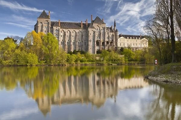 The River Sarthe and the abbey at Solesmes, Sarthe, Pays de la Loire, France, Europe