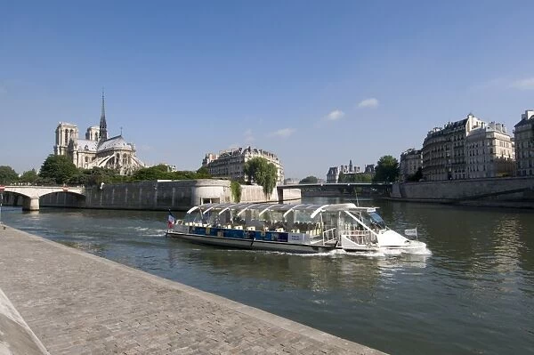River Seine and Notre Dame Cathedral, Paris, France, Europe