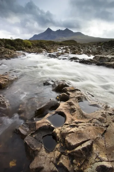 Framed Print : River Sligachan tumbling over rocks with Sgurr nan Gillean in distance Framed Print : River Sligachan tumbling over rocks with Sgurr nan Gillean in distance