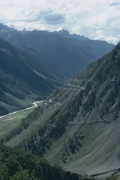 Road up to the Zoji La pass on route between Kashmir and Ladakh, India, Asia