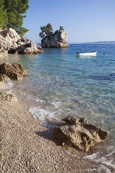 Rock and rowing boat, near Brela, Makarska Riviera, Dalmata, Croatia, Europe