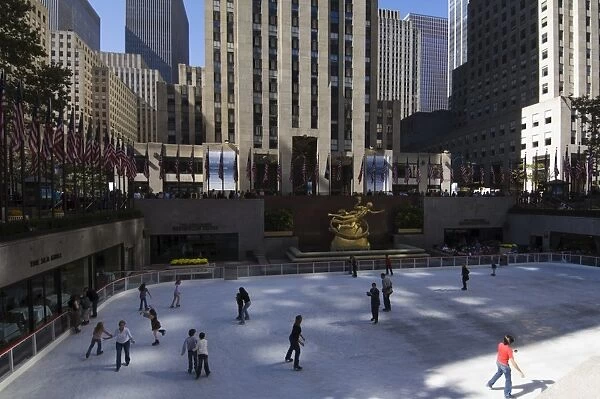 The Rockefeller Center and its skating rink in the Plaza