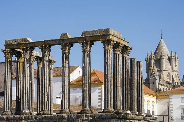 Roman temple of Diana in front of the Santa Maria Cathedral, Evora, UNESCO World Heritage Site, Alentejo, Portugal, Europe