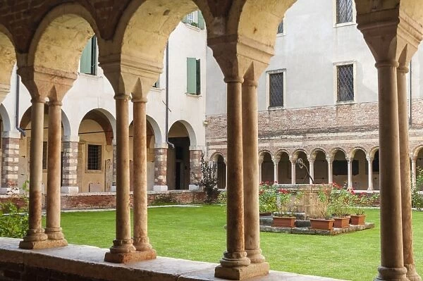 Romanesque cloister, Duomo (cathedral) of Santa Maria Matricolare, Verona, UNESCO World Heritage Site, Veneto, Italy, Europe