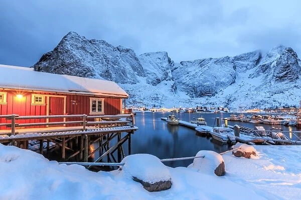 A Rorbu, the typical Norwegian home often built in beautiful places where the nature of the Lofoten Islands is still untouched, Lofoten Islands, Arctic, Norway, Scandinavia, Europe