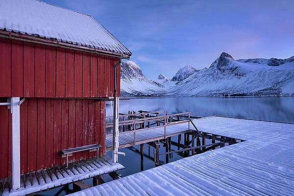 Rorbuer Fishing Hut and wooden jetty overlooking Bergsfjord and the Bergsbotn mountain range, Bergsbotn, Senja, Troms og Finnmark county, Norway, Scandinavia, Europe